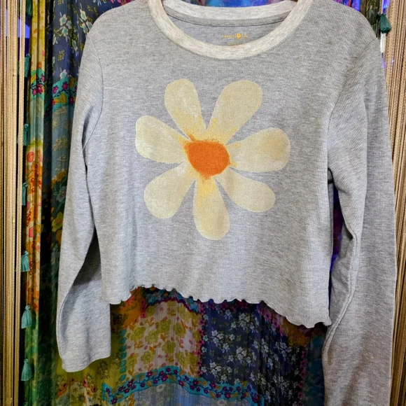 NATURAL LIFE Gray Crop Top with Daisy Design - Picture 1 of 4